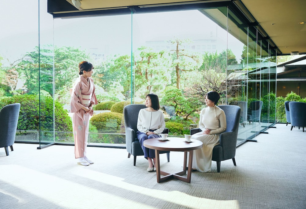 フロント1 | 百年庭園の宿 翠水 - 登録有形文化財