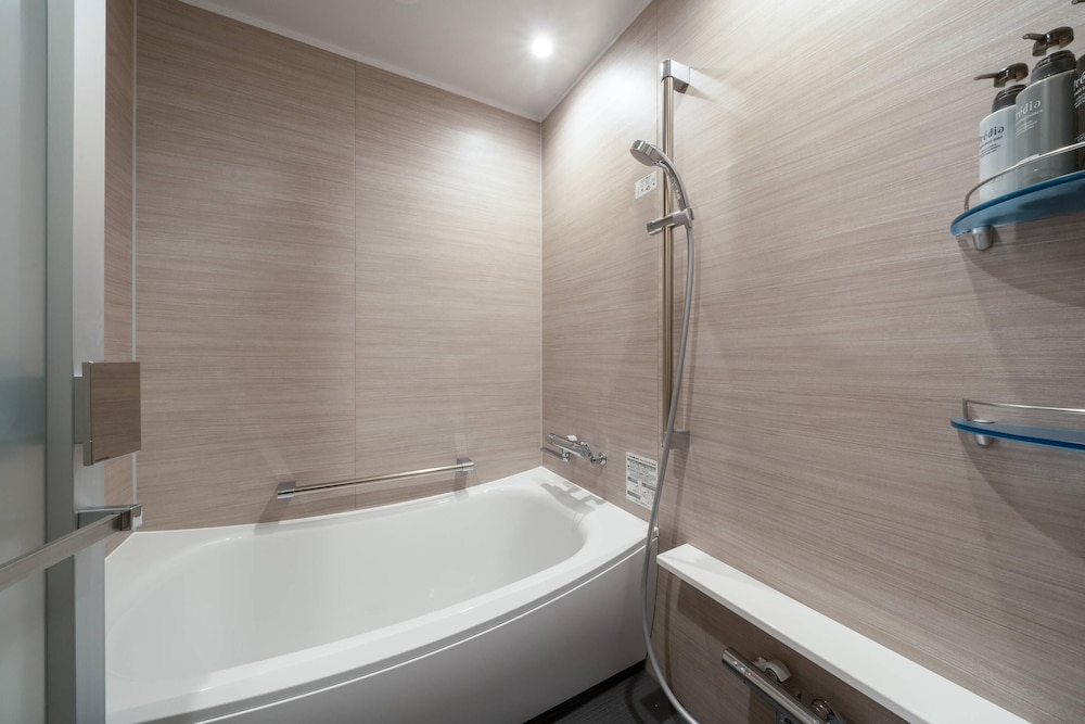 ジ・アラウンドスイート（トリプル）禁煙 バスルーム0 | hotel around TAKAYAMA, an Ascend Collection Hotel