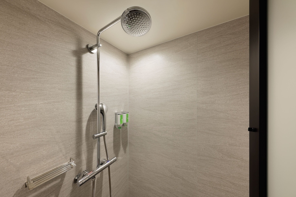 スタンダード ルーム シングルベッド 2 台 バスルーム2 | フェアフィールド・バイ・マリオット・三重奥伊勢おおだい