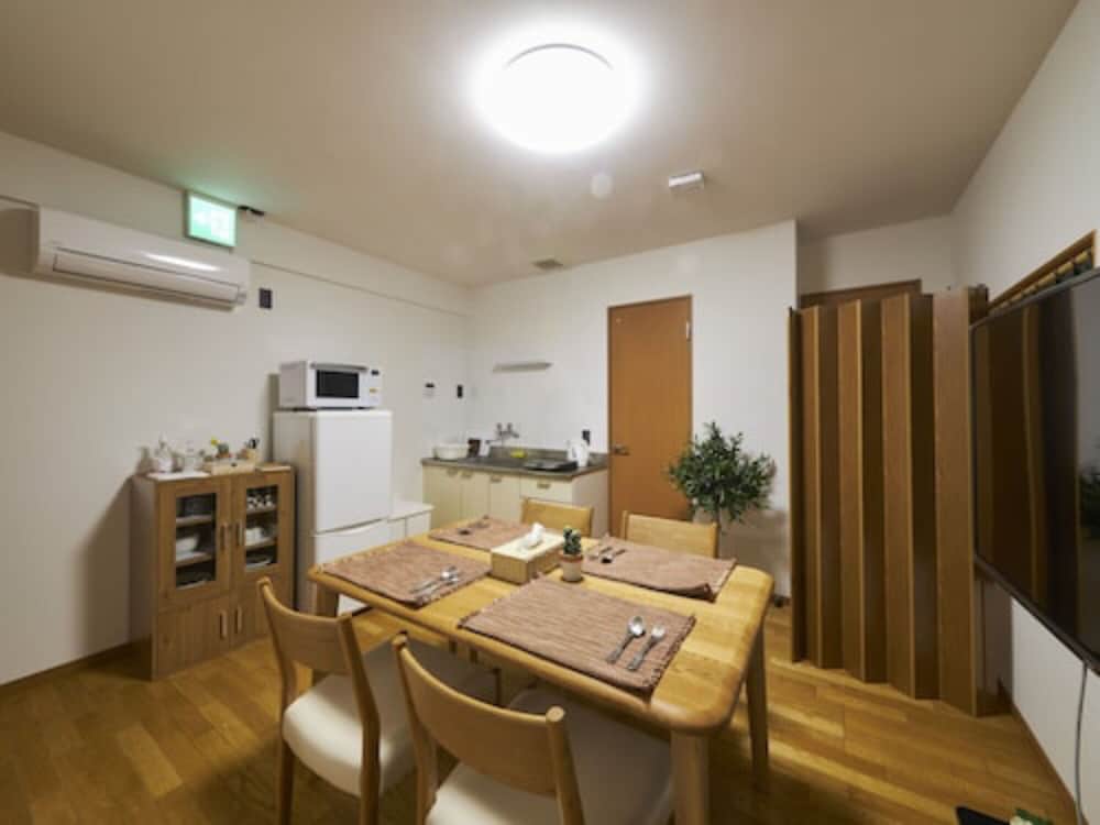 おやど紀伊国屋 磨屋町 蔵 客室内のダイニングエリア0 | おやど紀伊国屋磨屋町はりまや・角・蔵