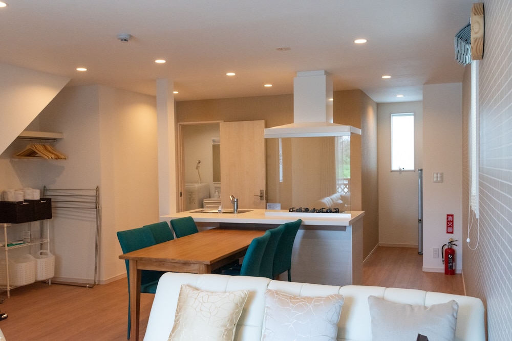 ファミリー スイート 禁煙 客室内のダイニングエリア0 | ecot 伊良部大橋 Premier