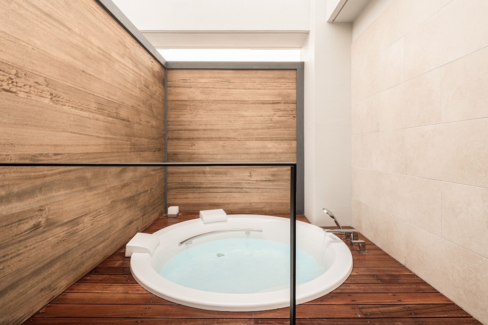 エグゼクティブテラスルームキング（テラス＆アウトバス） バスルーム1 | ネストホテル那覇久茂地