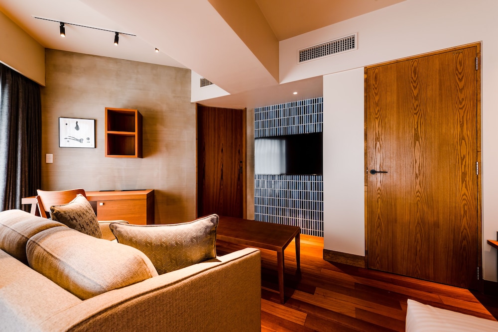 デラックス トリプルルーム 禁煙 リビング エリア0 | プロスタイル テラス ナハ