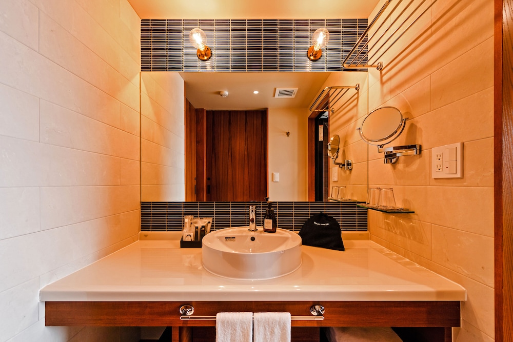 コンフォート ダブルルーム 禁煙 (King Bed) バスルームのシンク1 | プロスタイル テラス ナハ