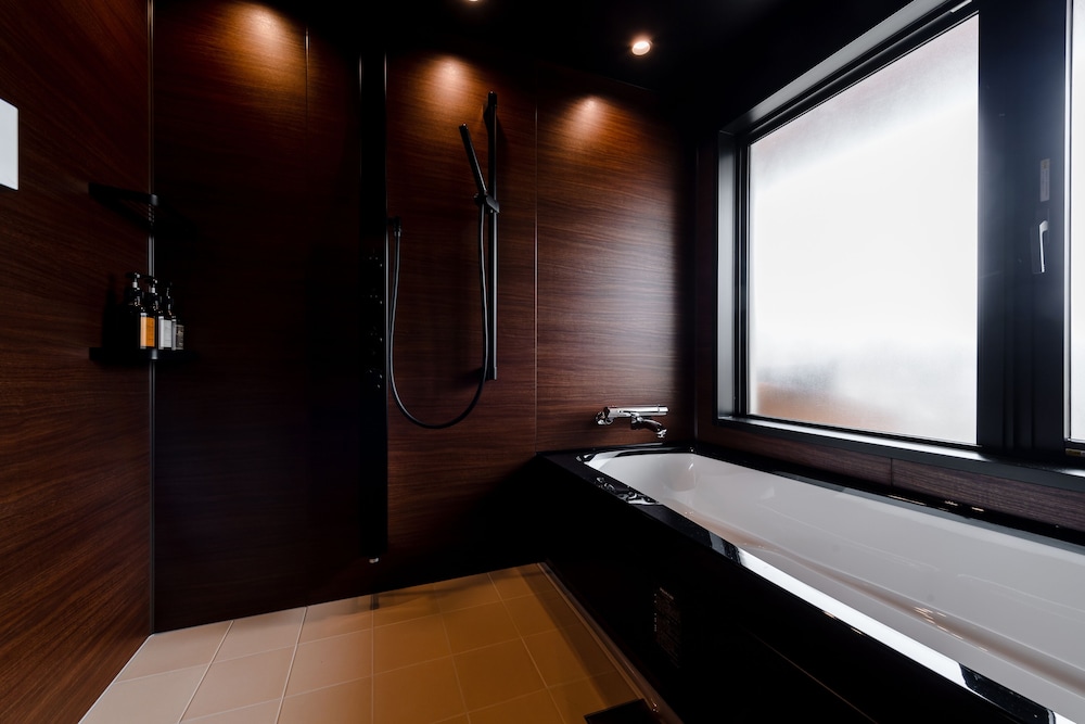 ラグジュアリー ダブルルーム サウナ バスルーム1 | プロスタイル テラス ナハ