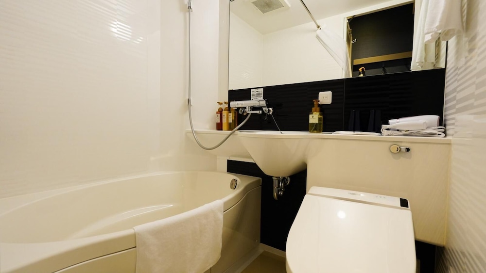 スタンダード ダブルルーム バスルーム1 | トラベロッジ京都四条大宮