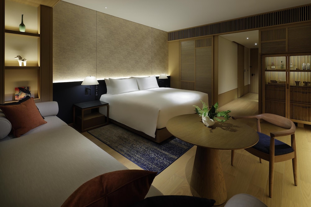 デラックスルームキング リビング エリア0 | ROKU KYOTO LXR Hotels & Resorts