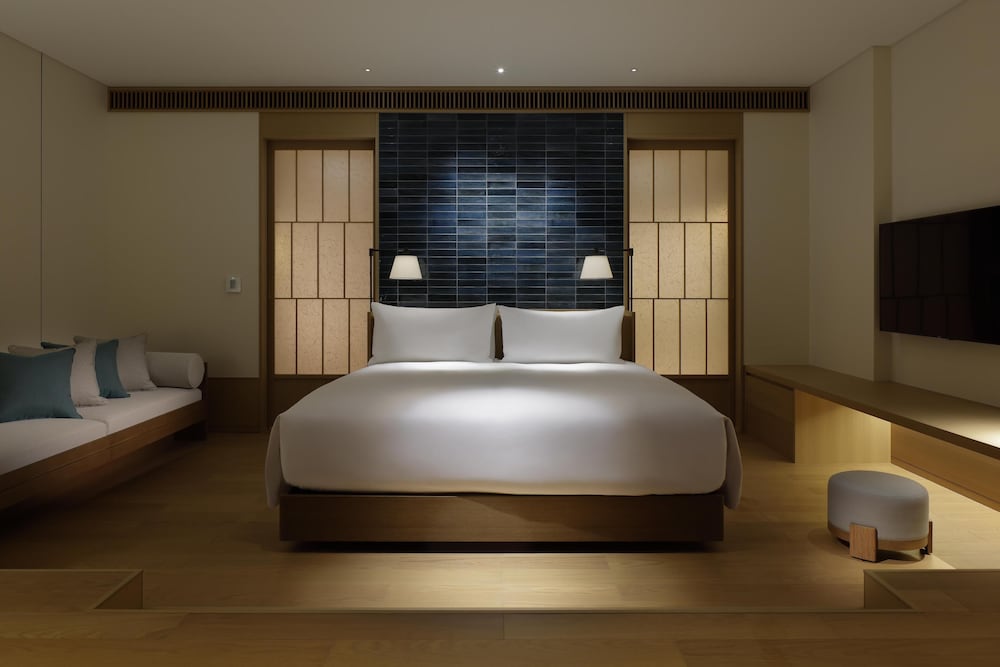 プールサイドテラスルームキング リビング エリア0 | ROKU KYOTO LXR Hotels & Resorts