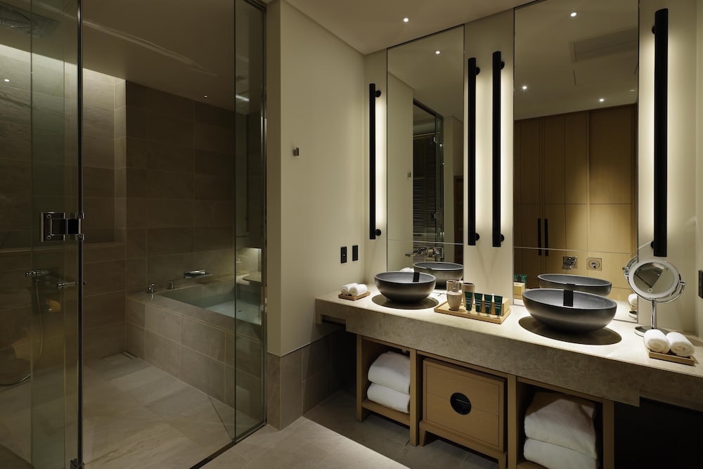 ROKUスイートルームツイン バスルームのシャワー0 | ROKU KYOTO LXR Hotels & Resorts