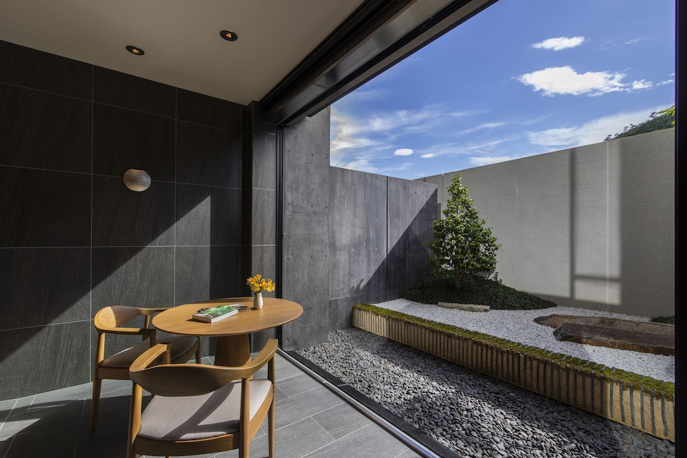 温泉ガーデンルームツイン 客室2 | ROKU KYOTO LXR Hotels & Resorts