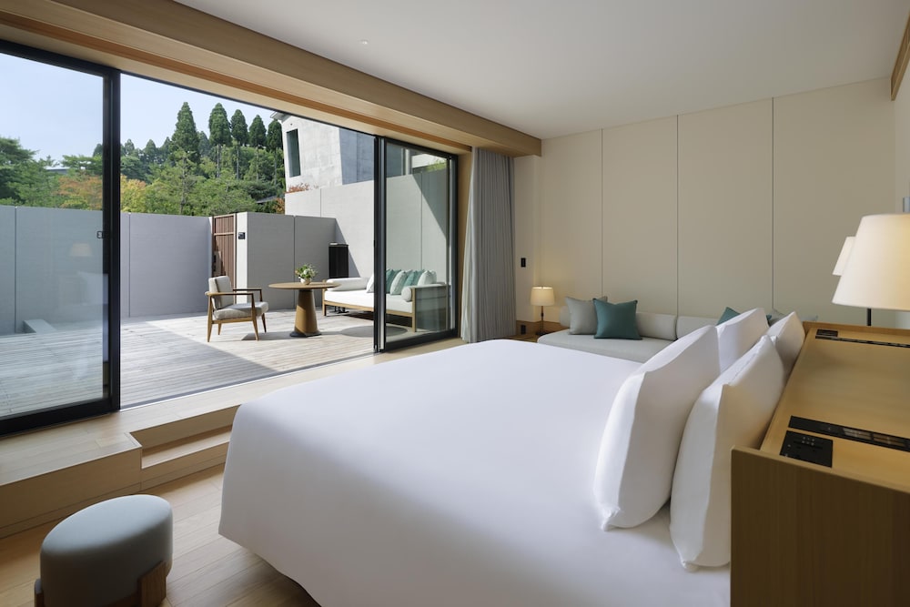 プールサイドテラスルームキング 部屋からの景観0 | ROKU KYOTO LXR Hotels & Resorts