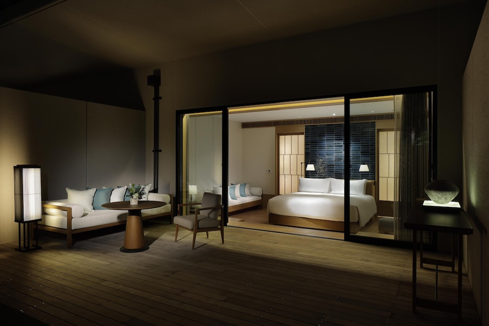 プールサイドテラスルームキング リビング エリア1 | ROKU KYOTO LXR Hotels & Resorts