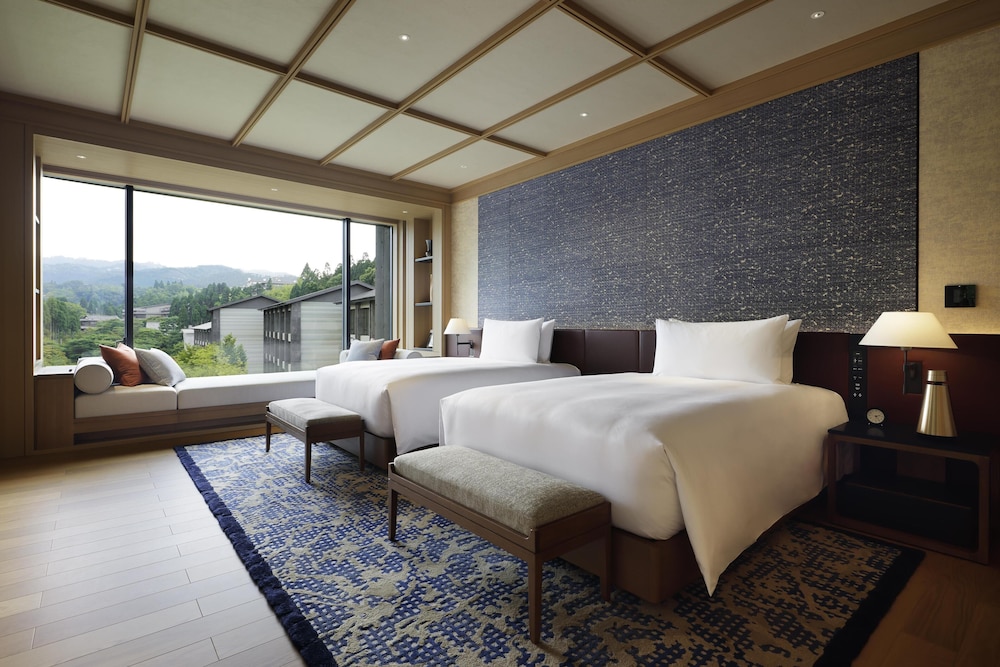 ROKUスイートルームツイン リビング エリア1 | ROKU KYOTO LXR Hotels & Resorts