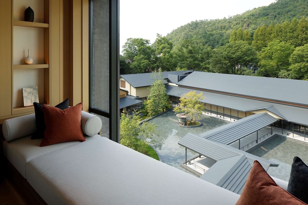 鷹峯デラックスルームキング リビング エリア0 | ROKU KYOTO LXR Hotels & Resorts