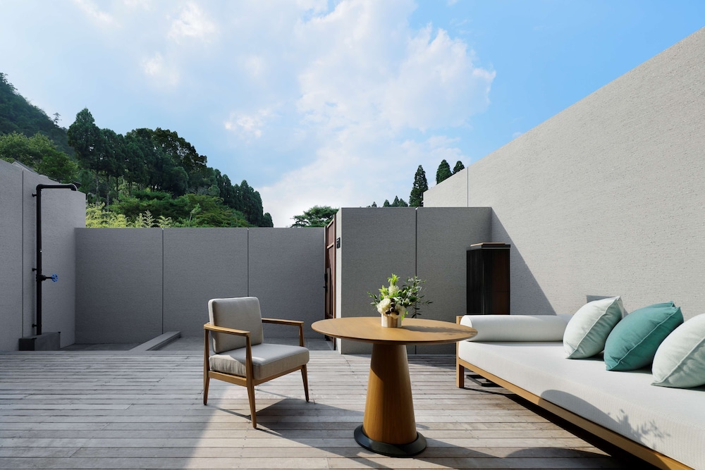 プールサイドテラスルームキング 部屋からの景観1 | ROKU KYOTO LXR Hotels & Resorts