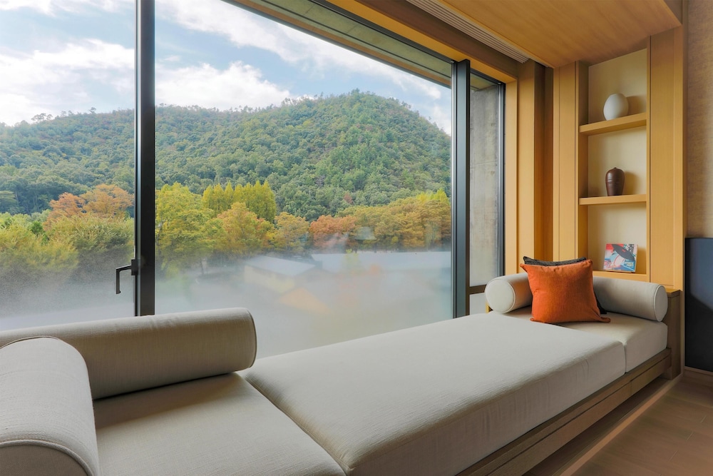 プレミアムデラックスルームキング リビング エリア0 | ROKU KYOTO LXR Hotels & Resorts