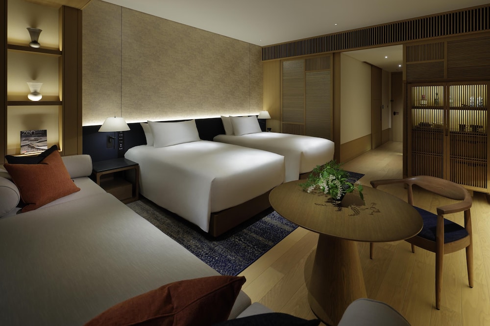 デラックスルームツイン リビング エリア0 | ROKU KYOTO LXR Hotels & Resorts