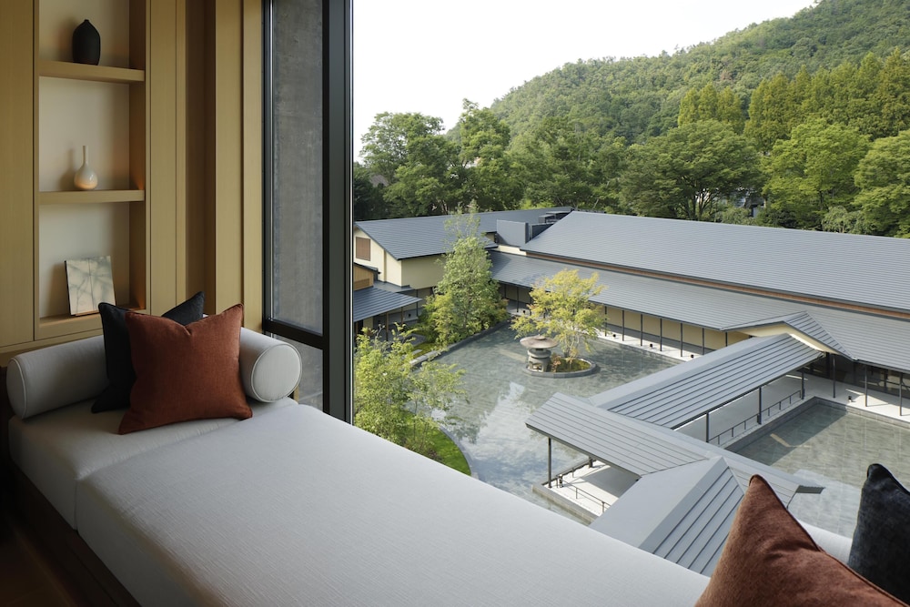 プレミアムデラックスルームキング リビング エリア2 | ROKU KYOTO LXR Hotels & Resorts