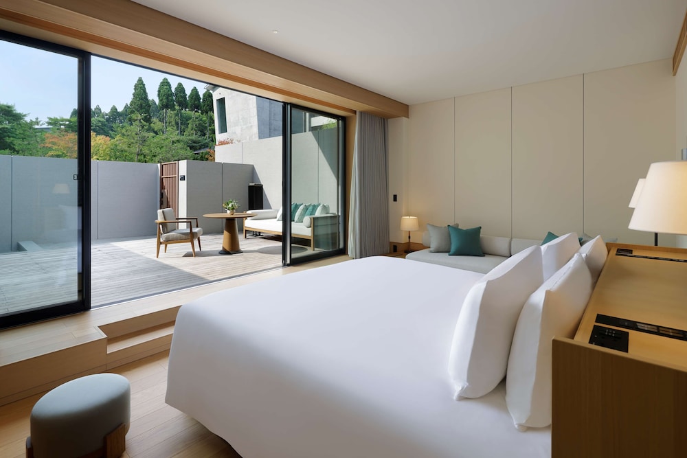 プールサイドテラスルームキング 部屋からの景観0 | ROKU KYOTO LXR Hotels & Resorts