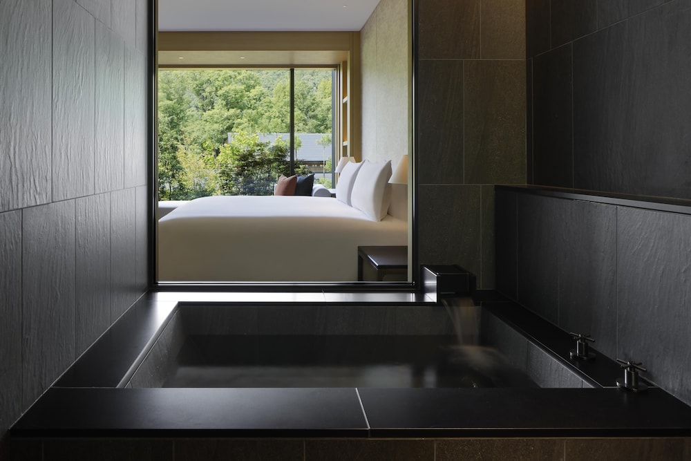 デラックスルームキング バスルーム2 | ROKU KYOTO LXR Hotels & Resorts