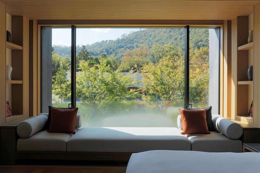 デラックスルームキング 部屋からの景観2 | ROKU KYOTO LXR Hotels & Resorts