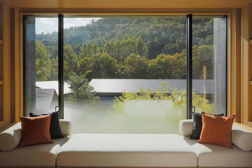 鷹峯デラックスルームツイン リビング エリア0 | ROKU KYOTO LXR Hotels & Resorts