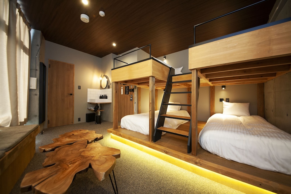 デラックス ルーム シングルベッド 4台 禁煙 客室1 | ゾンクホテル天神渡辺通