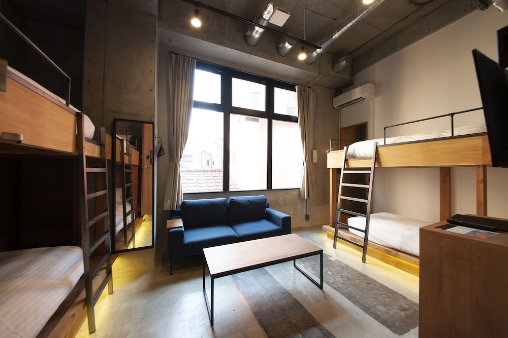 デラックス ルーム シングルベッド 4台 禁煙 客室2 | ゾンクホテル天神渡辺通