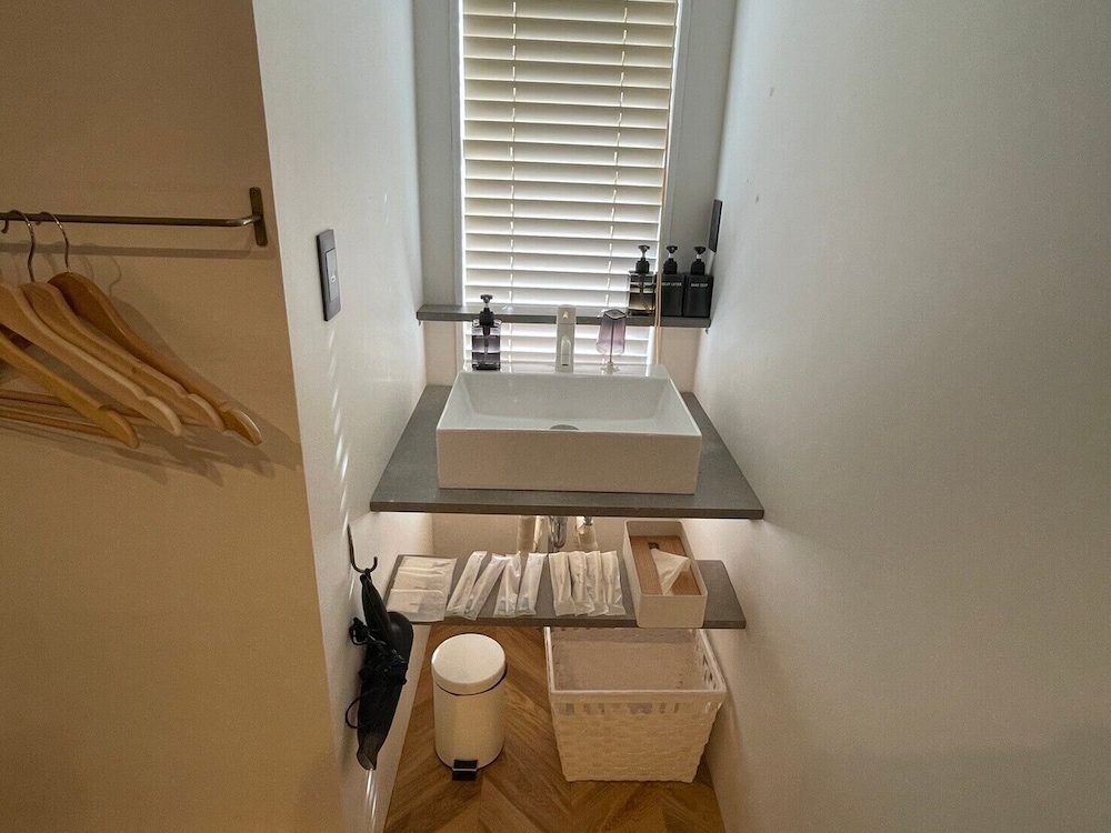 コンフォート 4 人部屋 禁煙 バスルームのシンク0 | ゾンクホテル春吉寺町通