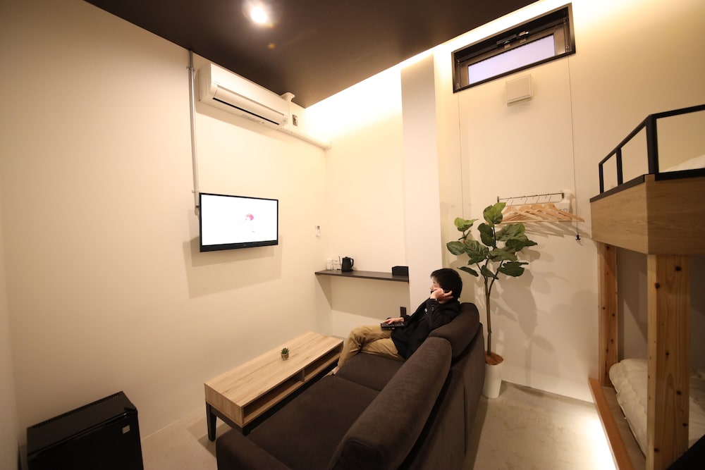 コンフォート 4 人部屋 シングルベッド 4台 禁煙 客室1 | ゾンクホテル春吉