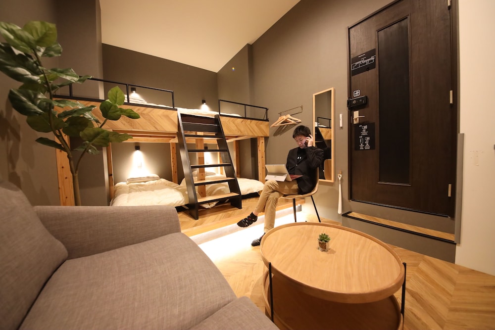 コンフォート 4 人部屋 シングルベッド2台 ダブルベッド1台 禁煙 客室2 | ゾンクホテル春吉