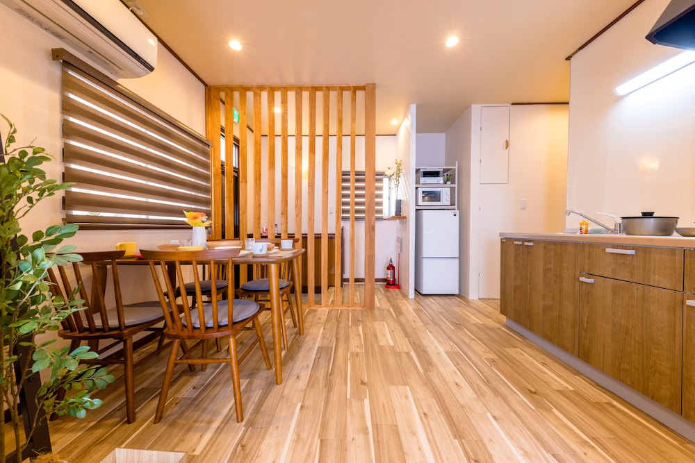ハウス 禁煙 客室内のダイニングエリア1 | KoKo Terrace Fuji