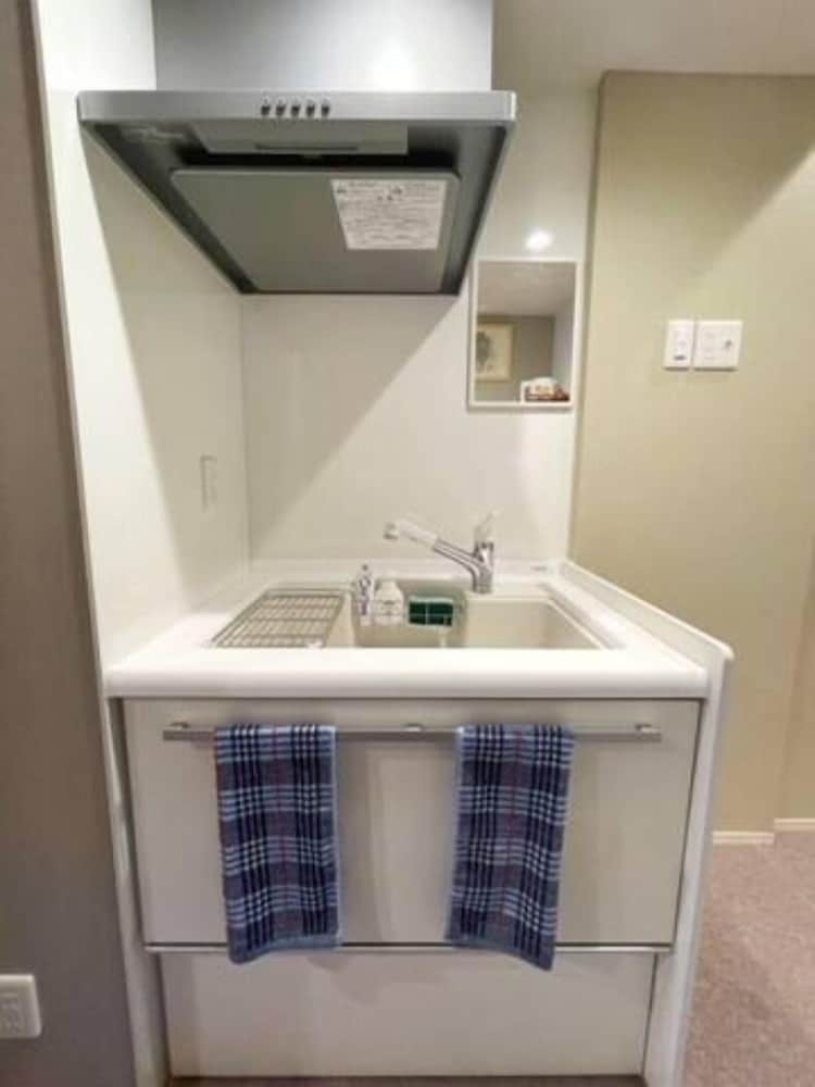 本館 トリプルルーム 禁煙 (202) 専用簡易キッチン1 | SHINJUKU WARM HOUSE