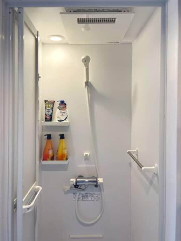 本館 トリプルルーム 禁煙 (202) バスルームのシャワー0 | SHINJUKU WARM HOUSE