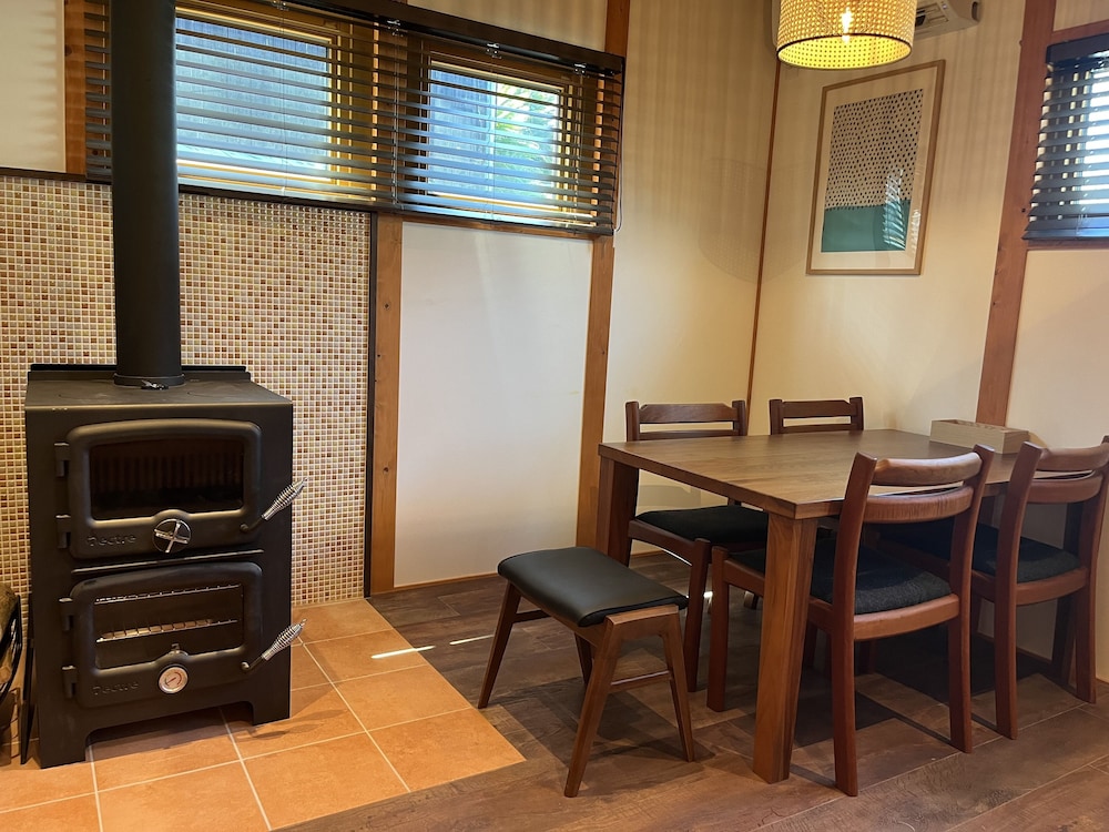 ファミリー ルーム サウナ 禁煙 リビングルーム1 | クイントハウス直島