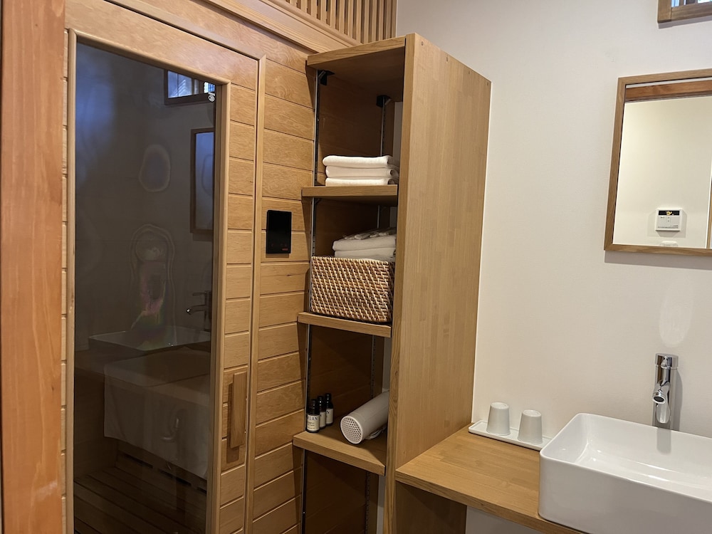 ファミリー ルーム サウナ 禁煙 バスルーム1 | クイントハウス直島