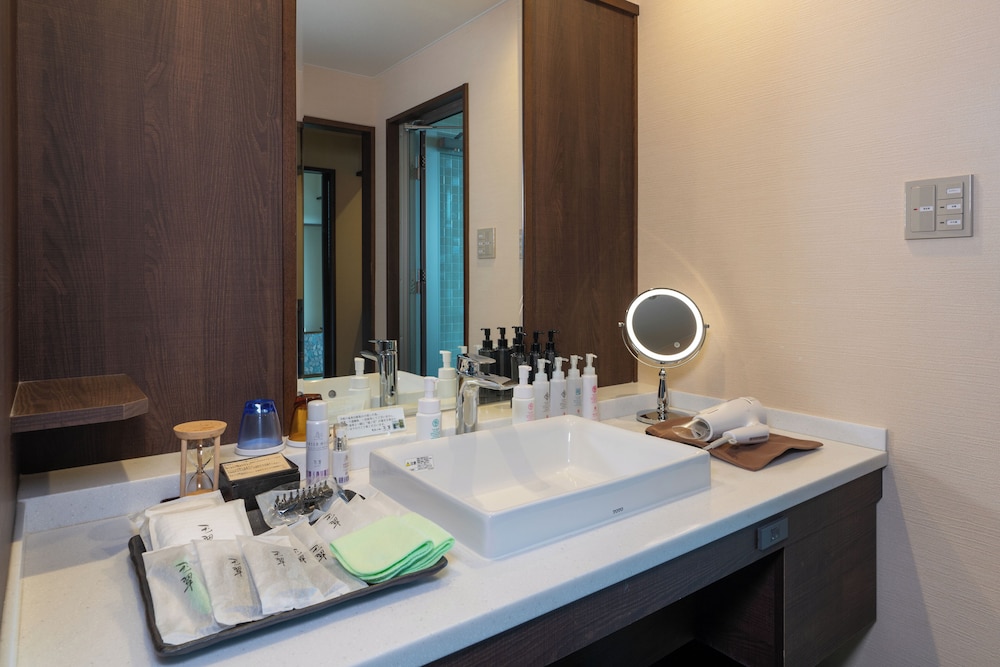 [源泉掛流し露天風呂] オーシャンビュー 2階ツイン バスルーム4 | 大室の杜 玉翠 (13 歳以上)