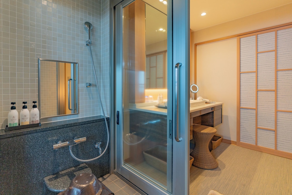 [源泉掛流し露天風呂] オーシャンビュー 2階特別室 バスルームのシャワー0 | 大室の杜 玉翠 (13 歳以上)