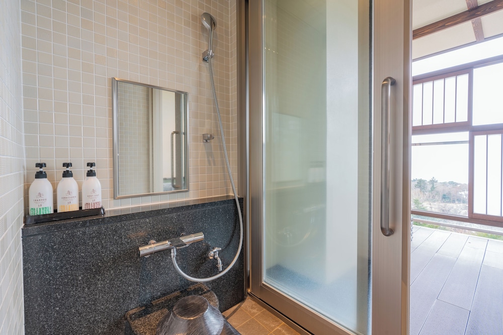 [源泉掛流し露天風呂] オーシャンビュー 2階ツイン バスルームのシャワー0 | 大室の杜 玉翠 (13 歳以上)