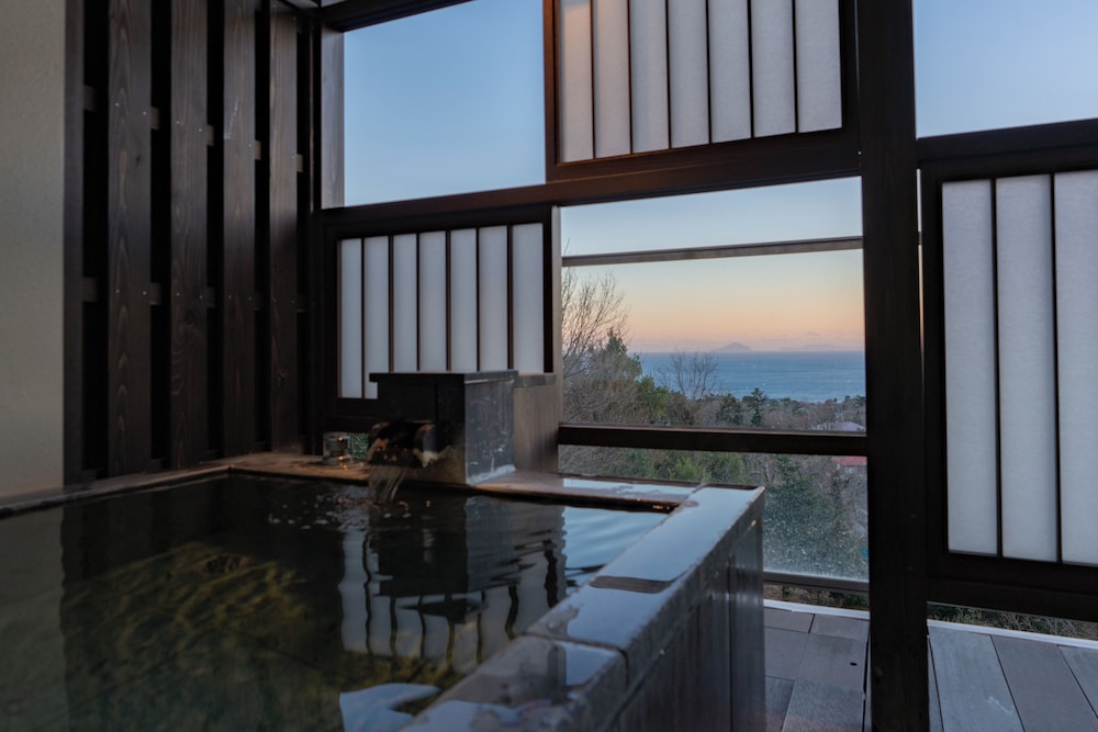 [源泉掛流し露天風呂] オーシャンビュー 2階ツイン バスルーム1 | 大室の杜 玉翠 (13 歳以上)