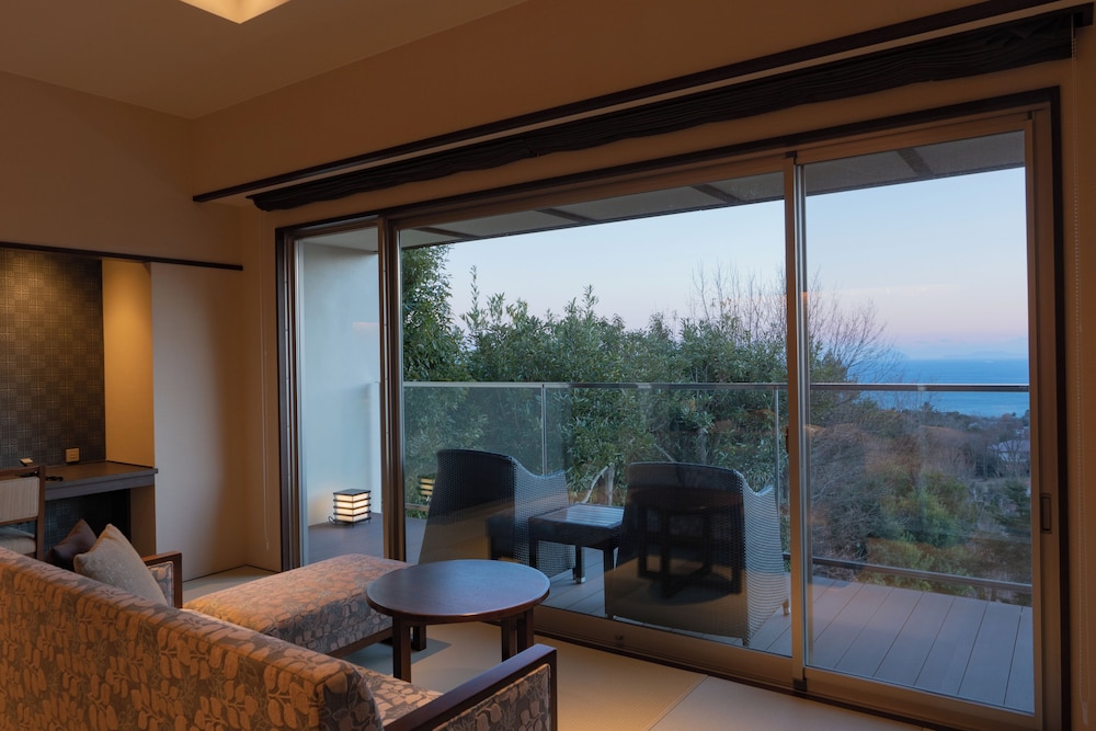 [源泉掛流し露天風呂] オーシャンビュー 2階ツイン 客室5 | 大室の杜 玉翠 (13 歳以上)