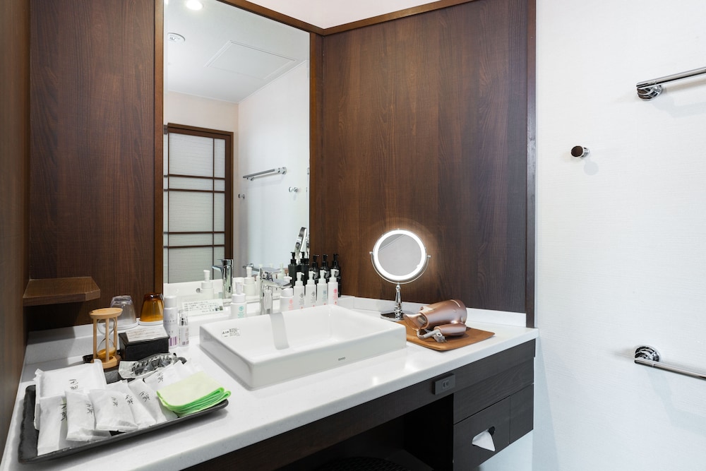 [源泉掛流し露天風呂] オーシャンビュー 1階ツイン バスルーム2 | 大室の杜 玉翠 (13 歳以上)