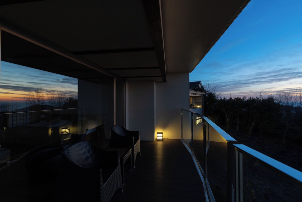 [源泉掛流し露天風呂] オーシャンビュー 2階特別室 テラス / パティオ0 | 大室の杜 玉翠 (13 歳以上)