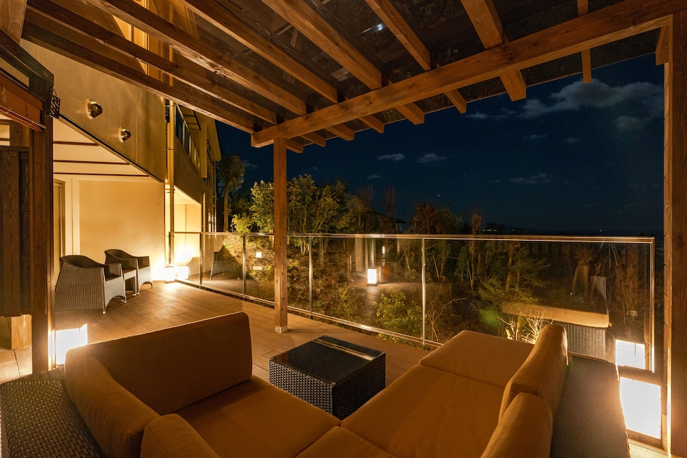 [源泉掛流し露天風呂] オーシャンビュー 1階ツイン テラス / パティオ2 | 大室の杜 玉翠 (13 歳以上)