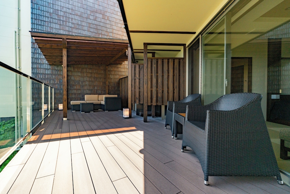 [源泉掛流し露天風呂] オーシャンビュー 1階ツイン テラス / パティオ3 | 大室の杜 玉翠 (13 歳以上)