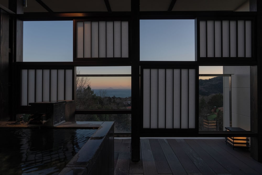 [源泉掛流し露天風呂] オーシャンビュー 2階ツイン バスルーム3 | 大室の杜 玉翠 (13 歳以上)