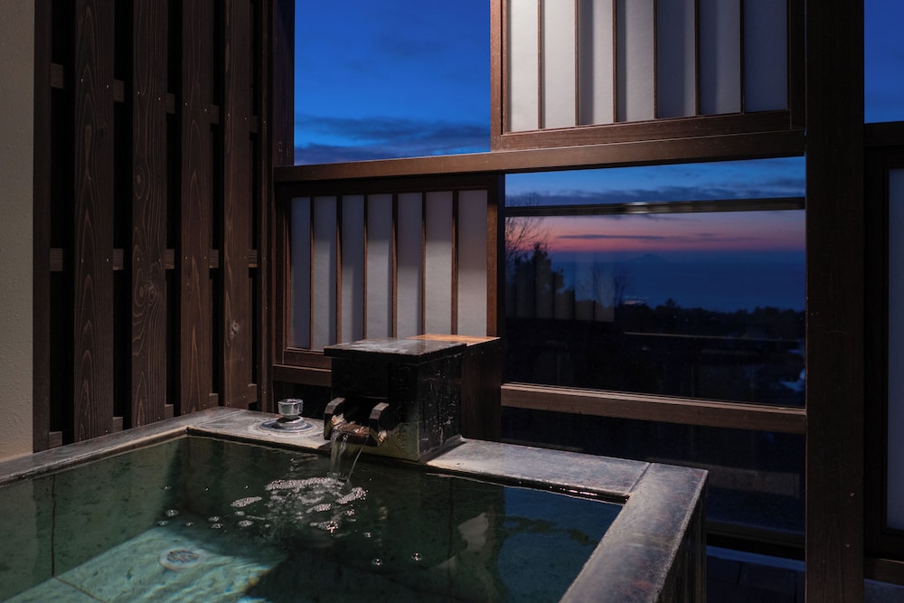 [源泉掛流し露天風呂] オーシャンビュー 2階ツイン バスルーム2 | 大室の杜 玉翠 (13 歳以上)