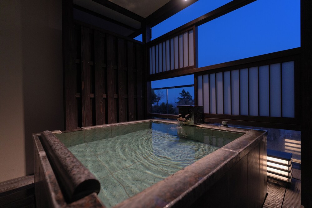 [源泉掛流し露天風呂] オーシャンビュー 2階特別室 バスルーム0 | 大室の杜 玉翠 (13 歳以上)