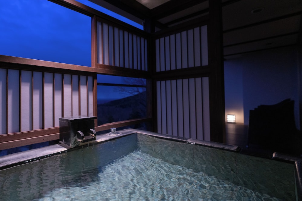 [源泉掛流し露天風呂] オーシャンビュー 2階コーナースイート バスルーム0 | 大室の杜 玉翠 (13 歳以上)