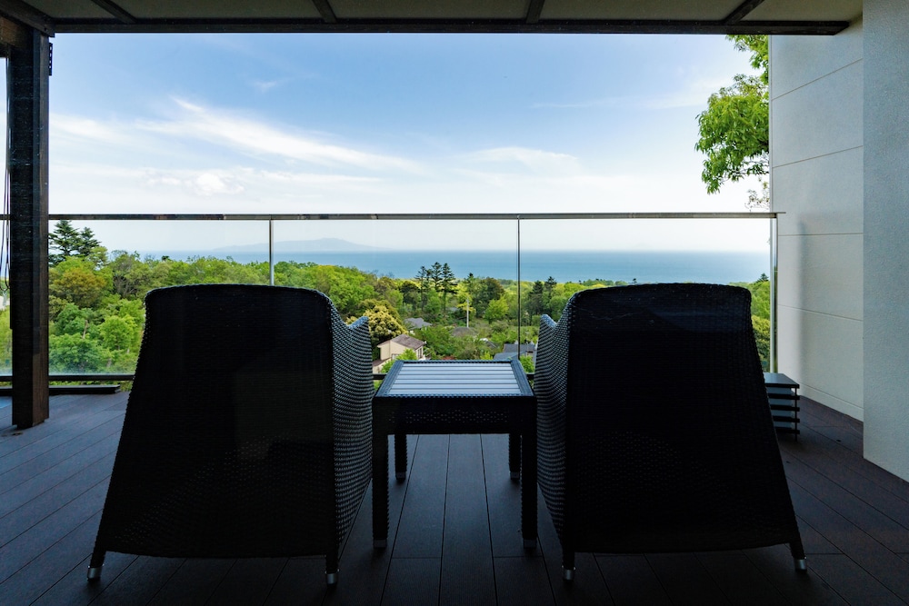 [源泉掛流し露天風呂] オーシャンビュー 2階コーナースイート テラス / パティオ0 | 大室の杜 玉翠 (13 歳以上)